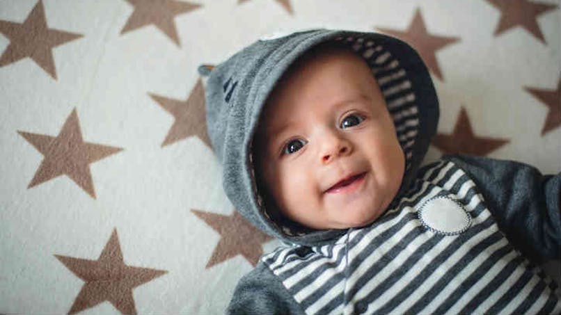 un bébé avec des étoiles dans les yeux