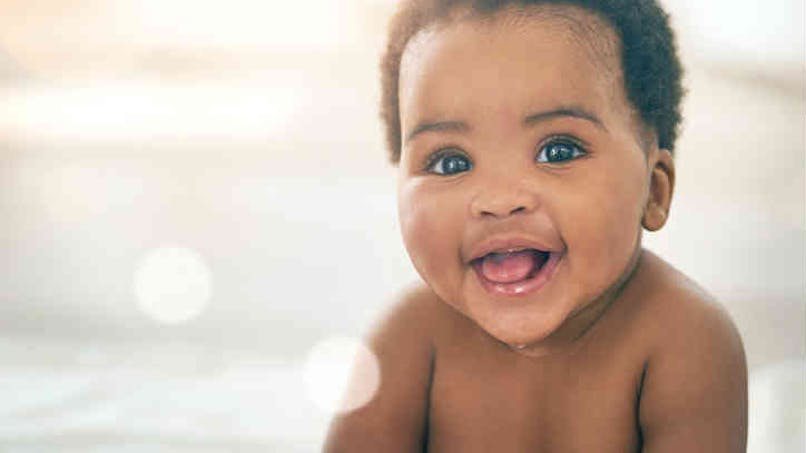 un bébé qui fait un sourire