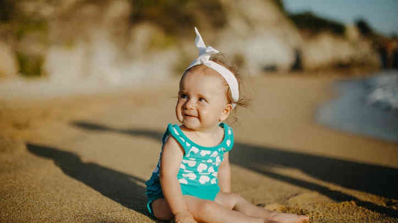 une petite fille sur la plage