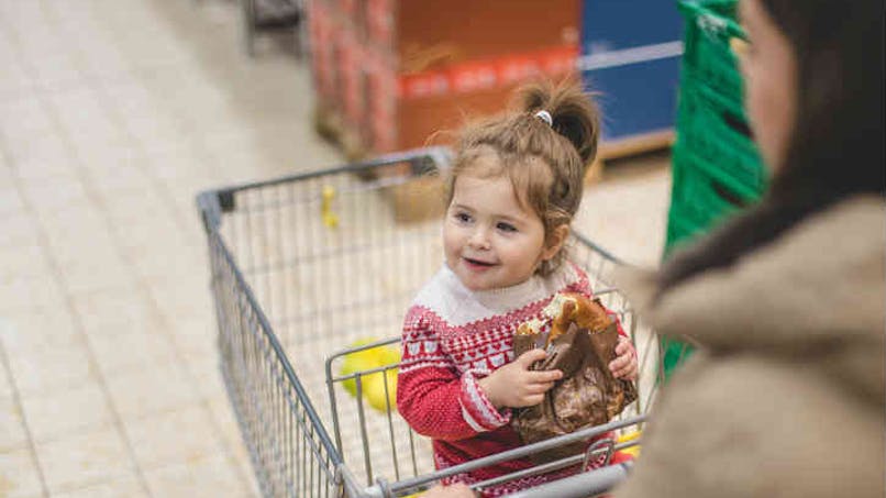 une petite fille dans un supermarché