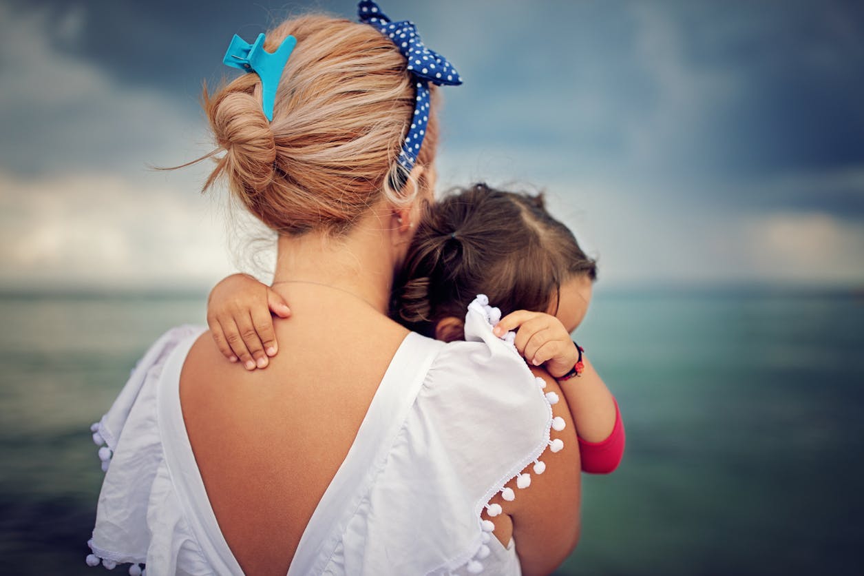 Une Mere Saute Dans Le Vide Pour Rattrape Son Bebe Tombe Du Balcon Parents Fr