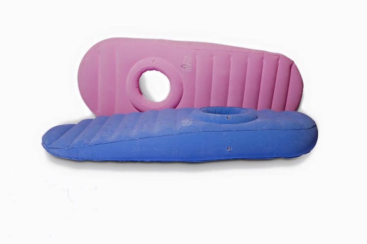 Le Cozy Bump est un matelas gonflable conçu pour soulager les maux de dos  pendant la grossesse.