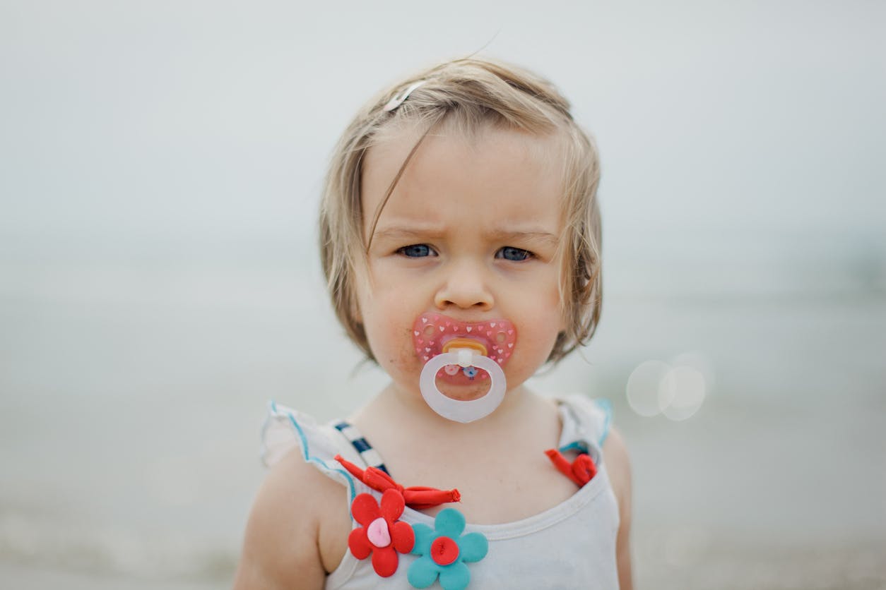 Un Bebe Avale Sa Tetine Et L Expulse Tout Naturellement Parents Fr