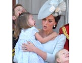 Kate Middleton console la petite Charlotte, en larmes sur le balcon de Buckingham Palace (photos)