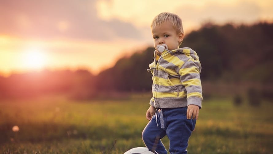 Un garçon jouant avec un ballon de foot