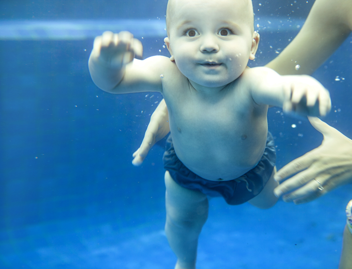 Bebe est tombe sous leau dans le bain