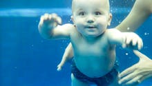 Piscine : un bébé survit par miracle après 5 minutes sous l’eau (vidéo)