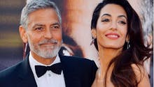 Les Clooney font un don de 100 000 euros pour les enfants séparés de leurs parents