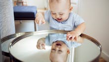 La vidéo trop chou de ce bébé devant un miroir fait des millions de vues sur internet