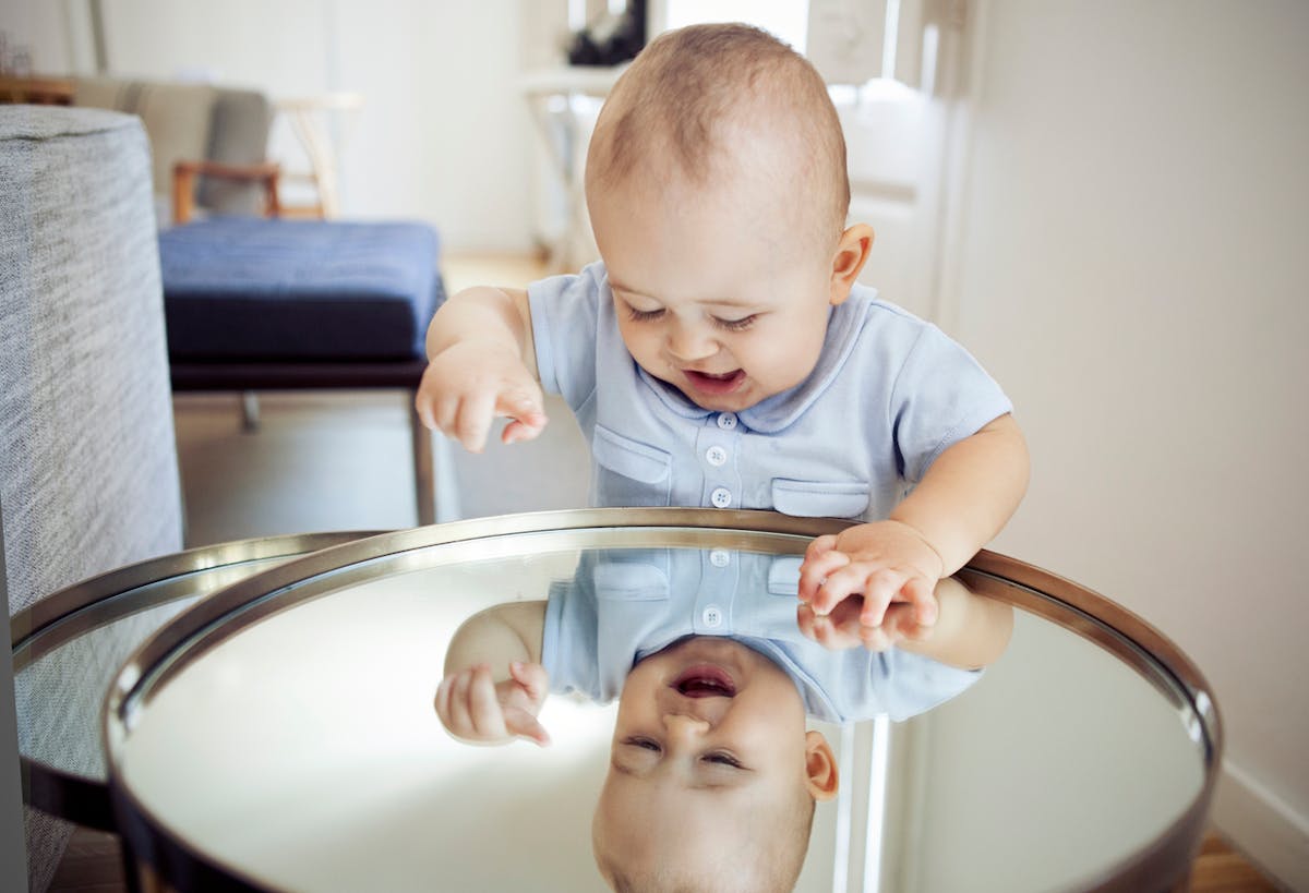 VIDEO] L'adorable réaction d'un bébé qui se regarde dans le miroir