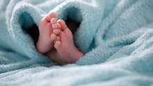 Un bébé né d’un don d’utérus entre sœurs jumelles