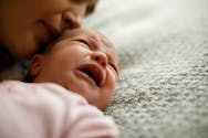 Etats-Unis : un bébé rendu sale et couvert de poux à sa mère après une séparation de 85 jours
