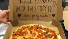 Insolite : pour annoncer sa grossesse, elle fait appel à... un livreur de pizzas ! (photo)