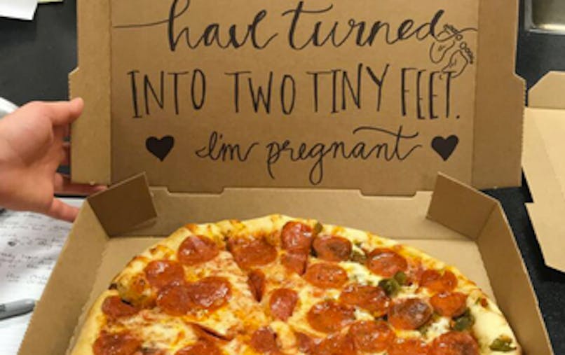 Elle Fait Appel A Un Livreur De Pizzas Pour Annoncer Sa Grossesse Photo Parents Fr Elle Fait Appel A Un Livreur De Pizzas Pour Annoncer Sa Grossesse Photo Parents Fr