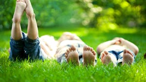 Enfants : se déplacer pieds nus influence le développement de compétences motrices