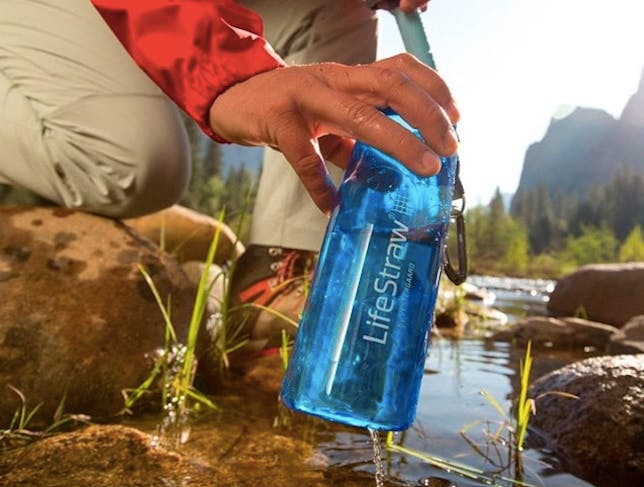 La gourde LifeStraw Go permet d'avoir de l'eau potable à disposition lors  des grandes randonnées en famille.