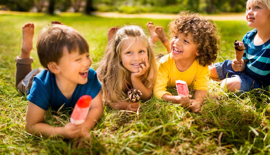 enfants mangeant des glaces