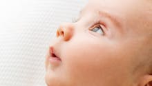 Un scientifique explique pourquoi les bébés clignent si peu des yeux