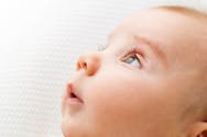 Un scientifique explique pourquoi les bébés clignent si peu des yeux
