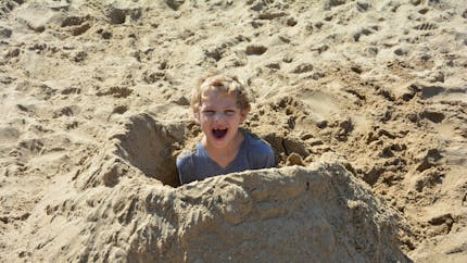 Jouer à s'enterrer sous le sable ? Attention danger !