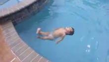 L'incroyable vidéo d'un bébé qui nage comme un poisson dans l'eau