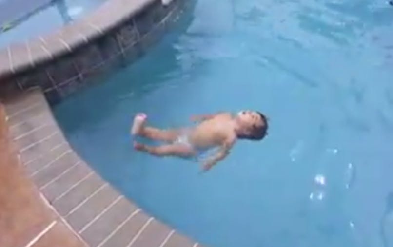 Ce Bebe Est Comme Un Poisson Dans L Eau L Etonnante Video Parents Fr Ce Bebe Est Comme Un Poisson Dans L Eau L Etonnante Video Parents Fr