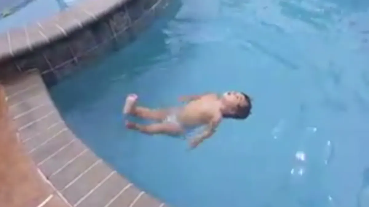 Ce Bebe Est Comme Un Poisson Dans L Eau L Etonnante Video Parents Fr Ce Bebe Est Comme Un Poisson Dans L Eau L Etonnante Video Parents Fr