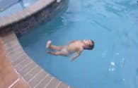 L'incroyable vidéo d'un bébé qui nage comme un poisson dans l'eau