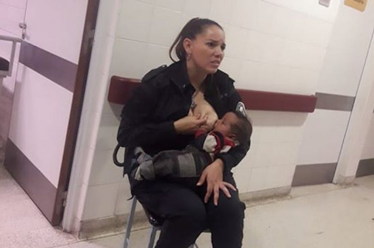 policière allaitant bébé abandonné