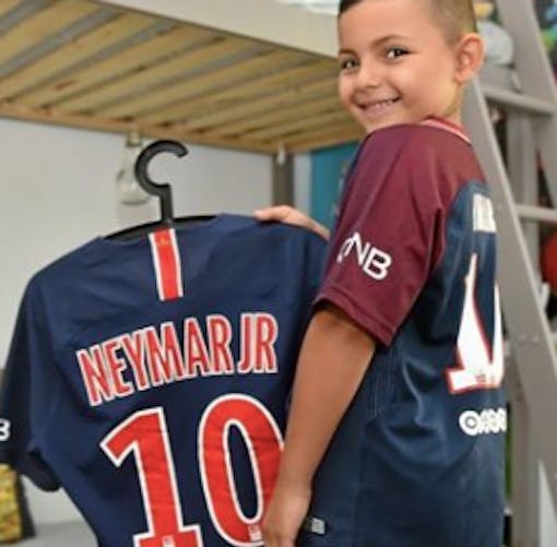 salaria montrant le maillot de Neymar