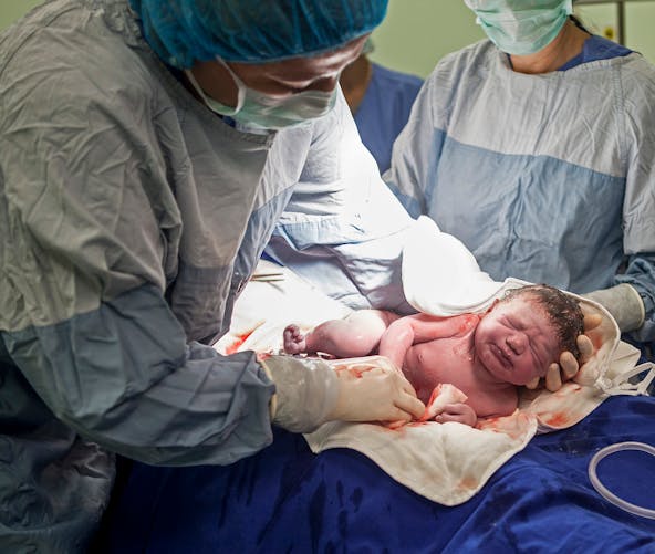 Reims : un bébé blessé par un scalpel lors d’une césarienne