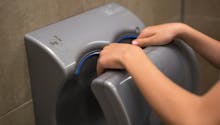 Hygiène : les sèche-mains à air diffuseraient trop de bactéries