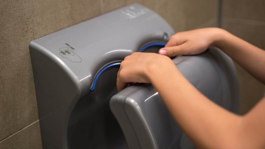 Hygiène : les sèche-mains à air diffuseraient trop de bactéries