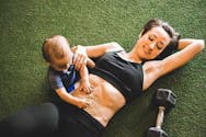 Le message “body positive” d’une maman de jumeaux pour accepter son corps post-grossesse