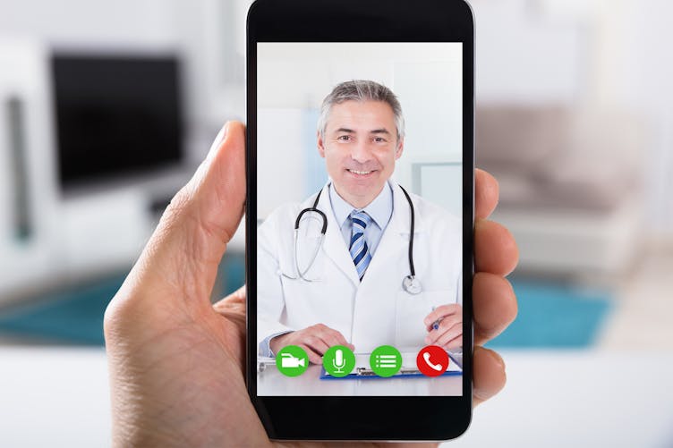 Un médecin en image sur un smartphone