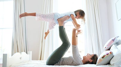 enfant et maman sur un lit