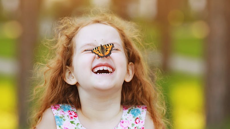 une enfant et un papillon