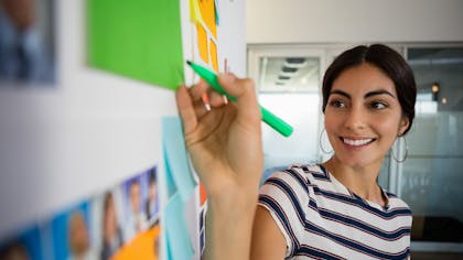 femme devant un tableau