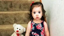 Derrière ses grands yeux noirs, cette petite fille dissimule une maladie génétique rare
