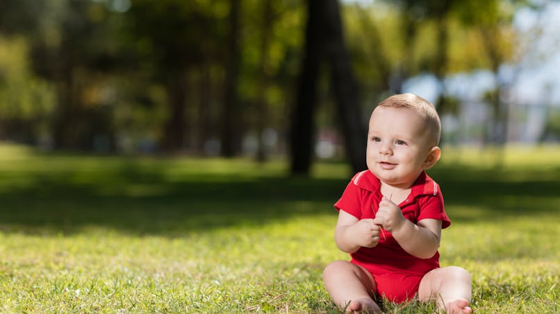 un bébé sur l'herbe