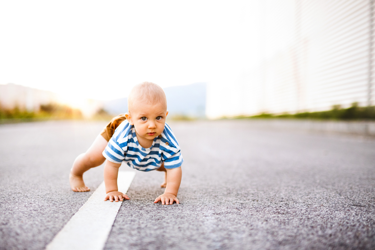 bébé face à la route quel age