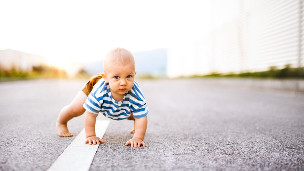 États-Unis : sans surveillance, un bébé traverse une route à 4 pattes (photo)