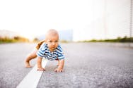 États-Unis : sans surveillance, un bébé traverse une route à 4 pattes (photo)