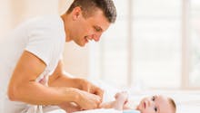 Congé paternité : il diminuerait le risque de séparation du couple
