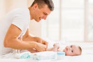 Congé paternité : il diminuerait le risque de séparation du couple