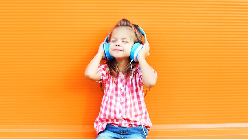 une fillette qui écoute la musique
