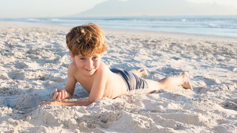 un garçon sur une plage