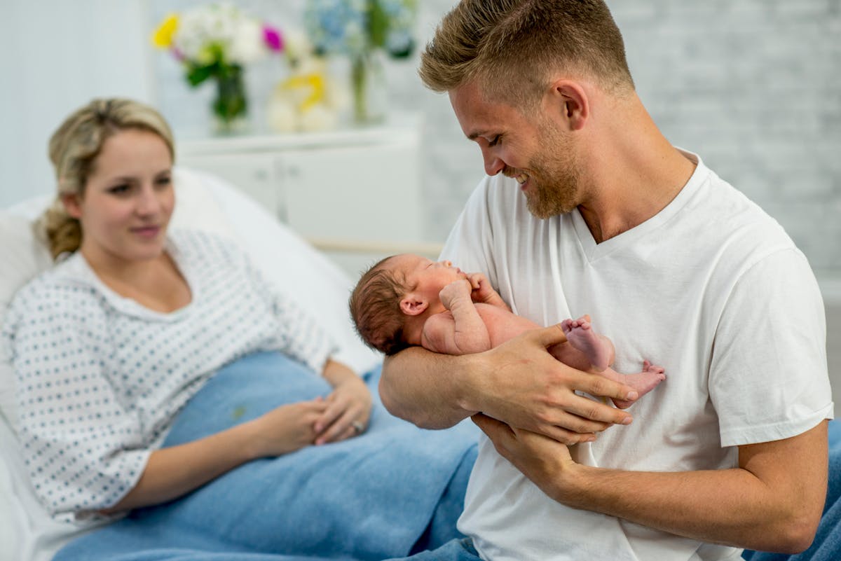Les hormones masculines peuvent aussi varier après un accouchement