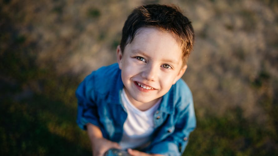 un adorable petit garçon avec une chemise bleu