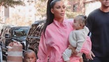 Kim Kardashian maman : elle anticipe les critiques sur l'éducation de ses enfants